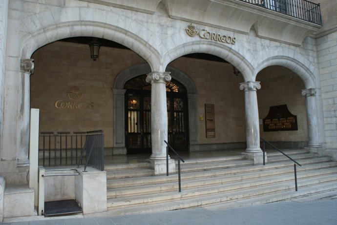 Archivo - Oficina de Correos en la calle Constitución de Palma.