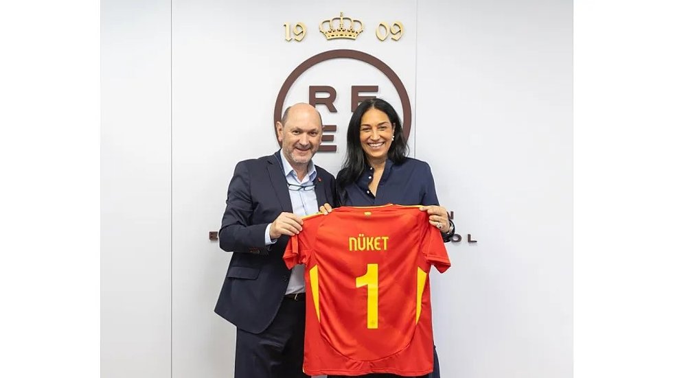 El presidente de la Real Federación Española de Fútbol (RFEF), Rafael Louzán, ha recibido este martes en la Ciudad del Fútbol de la federación en Las Rozas (Madrid) a la embajadora de Turquía en España, Nüket Küükel Ezberci
