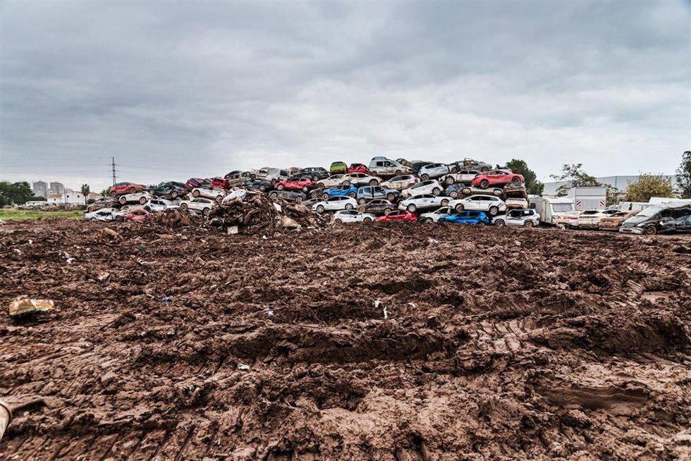 Archivo - Coches amontonados en una zona afectada por la DANA, a 16 de noviembre de 2024, en Sedaví, Valencia, Comunidad Valenciana (España). El tercer fin de semana tras la DANA, que el pasado 29 de octubre arrasó la provincia de Valencia y deja ya más
