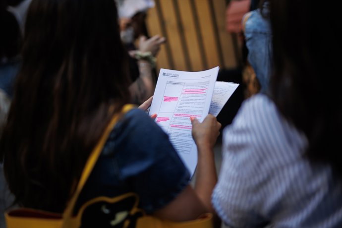 Una persona repasa antes del comienzo de las pruebas para las oposiciones