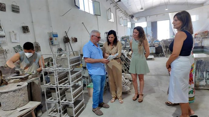 Gálvez (centro), durante su visita a Mosaicos Artesanos Félix García , en Cabra.
