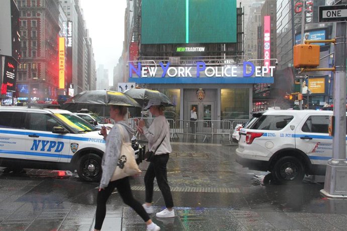 Archivo - 22 August 2021, US, New York: Pedestrians protect themselves from heavy rain with umbrellas as they cross a street at Times Square as tropical storm Henri makes landfall in New York. Photo: Niyi Fote/TheNEWS2 via ZUMA Press Wire/dpa
