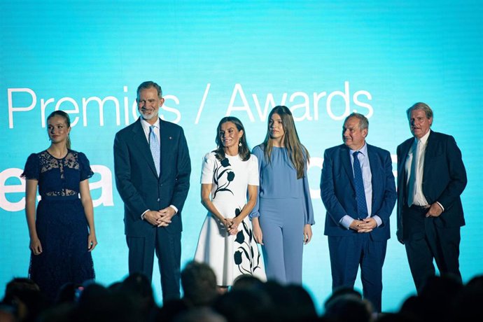 Archivo - La Princesa Leonor; el Rey Felipe VI; la Reina Letizia; la Infanta Sofía y el ministro Jordi Hereu durante la entrega de los XV Premios Fundación Princesa de Girona, en el Palacio de Congresos Costa Brava, a 10 de julio de 2024, en Lloret de Mar