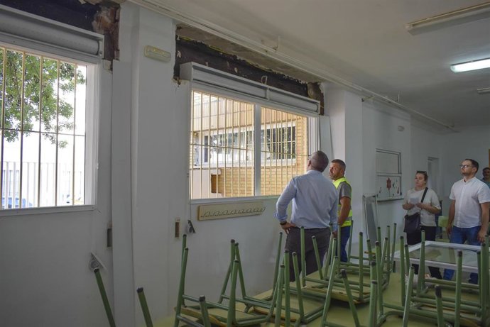 El alcalde visita las obras de eficiencia energética en el CEIP Cervantes.