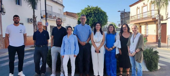 Imagen de la visita de las obras de refuerzo de la red de baja tensión en Beas.