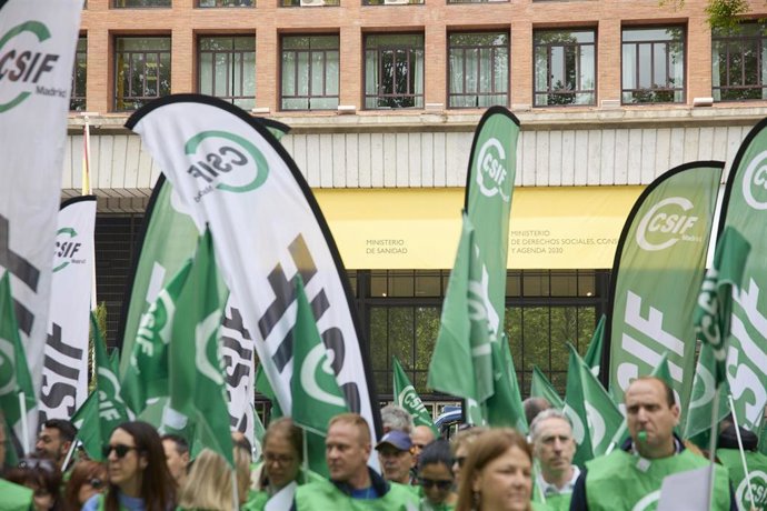 Archivo - Concentración de CSIF ante la sede del Ministerio de Sanidad por el Estatuto Marco.