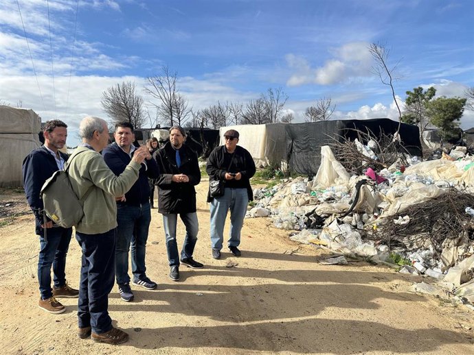 Visita del diputado de Sumar Francisco Sierra a un asentamiento de Huelva.