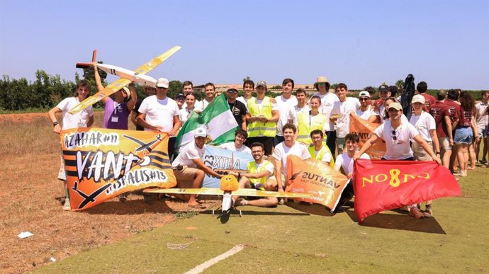 Foto de familia del Vantus Aerodesign Team, el equipo de Aeromodelismo de la Universidad de Sevilla, en el 'Xtrachallenge 2025' de Valencia.