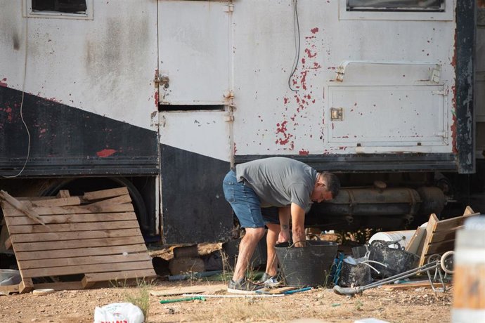 Un hombre en el asentamiento ilegal Can Rova 2, el día de su desalojo, a 15 de julio de 2025, en Santa Eulària, Ibiza, Islas Baleares (España). 
