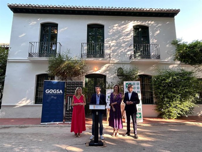 El portavoz del equipo de gobierno local de Granada, Jorge Saavedra, interviene en la presentación del cine de verano de la  Huerta de San Vicente para 2025