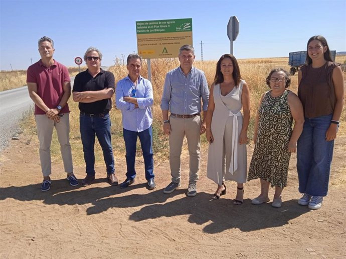 Francisco Acosta (centro), junto a Silvia Mellado, en el camino rural Los Blázquez.