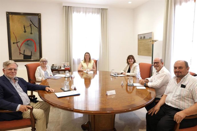 La presidenta del Govern, Marga Prohens, y la presidenta de Cibame, Teresa Riera, durante la reunión mantenida este martes.