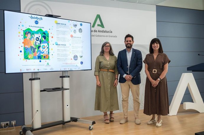 El delegado territorial de Turismo, Cultura y Deporte de la Junta en Granada, David Rodríguez, en el centro, flanqueado por la diputada provincial de Cultura, Pilar Caracuel, a su izquierda, y la alcaldesa de Bubión, María del Carmen Pérez