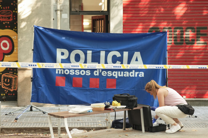 El portal donde ha muerto un hombre en Barcelona