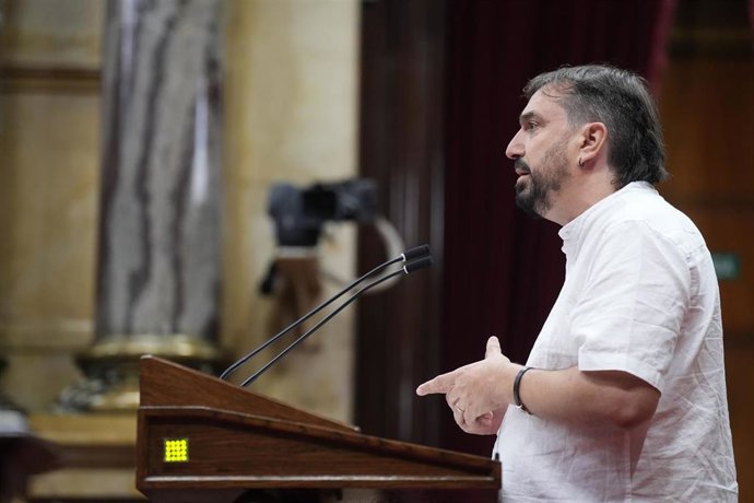 El diputado de la CUP, Dani Cornellà durante un pleno en el Parlament de Catalunya, a 15 de julio de 2025, en Barcelona, Catalunya (España). El Parlament debate en un pleno monográfico las situación de las infraestructuras en Catalunya tras las últimas in
