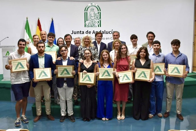 Mercedes Colombo con los alumnos de Bachillerato premiados en la provincia.