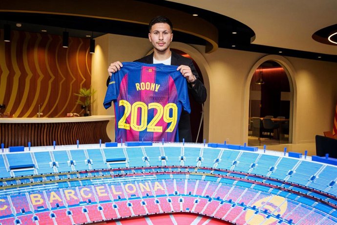 El nuevo fichaje del FC Barcelona Roony Bardghji posa con la nueva camiseta delante de una maqueta del Spotify Camp Nou