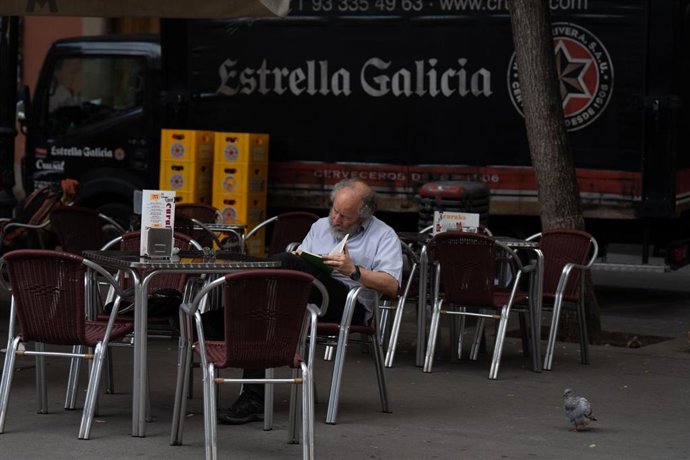 Archivo - Un hombre mayor lee en una terraza