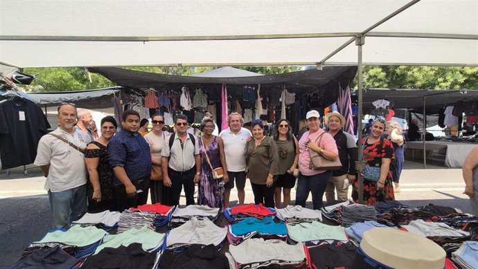 La delegación cubana durante su visita al mercadillo en Córdoba.