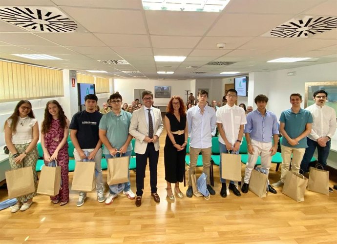 Diego Copé (centro), en el acto de reconocimiento al alumnado con Premio Extraordinario de Bachillerato y con las mejores notas de la PAU.