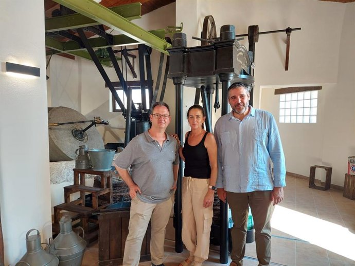 La delegada de la Junta en Almería, Aránzazu Martín, y el delegado territorial de Turismo, Cultura y Deporte, Juan José Alonso, durante su visita al centro de interpretación del aceite de Suflí.