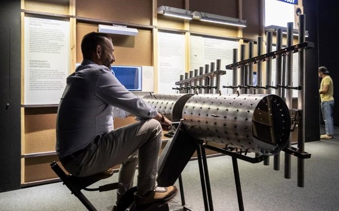 Un visitante prueba la composing machine en la exposición 'Música y matemáticas en CaixaForum Zaragoza.