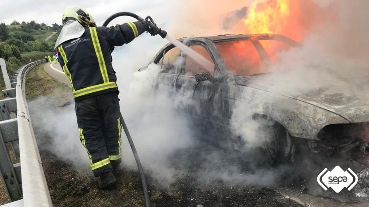 Bomberos extinguen tres incendios de vehículos en Langreo, Parres y Carreño