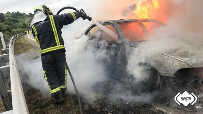 Archivo - Coche incendiado