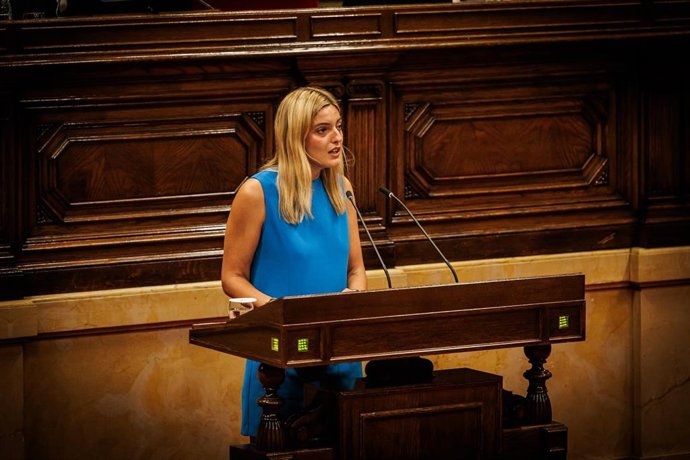 La diputada del PSC-Units, Andrea Zapata, durante una intervención en el Parlament