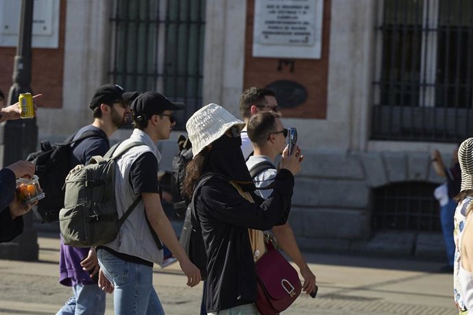 Varias personas pasean por la calle en Madrid