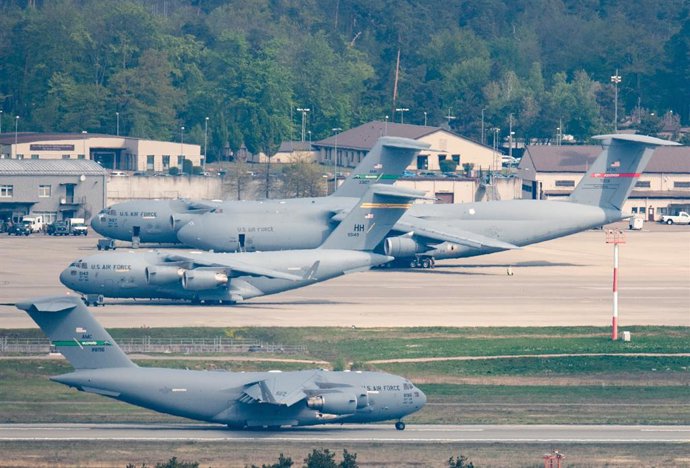 Archivo - 02 May 2022, Rhineland-Palatinate, Ramstein: A US Air Force aircraft lands at Ramstein Air Base. Since the start of the war in Ukraine, experts have noted an increase in the number of flights at the base. Photo: Boris Roessler/dpa