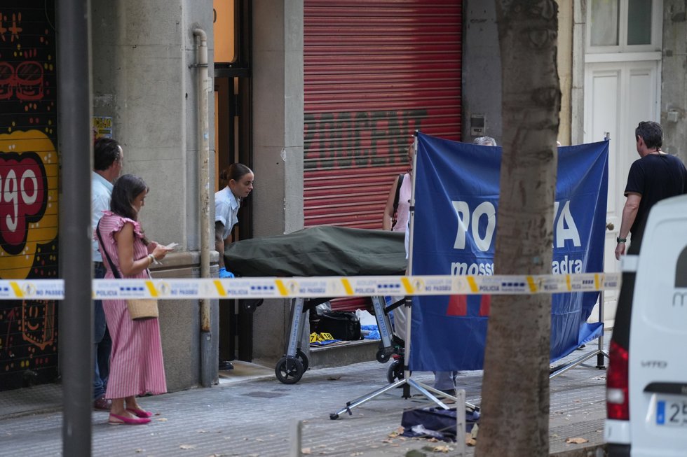 Los servicios funerarios sacan el cuerpo de la víctima