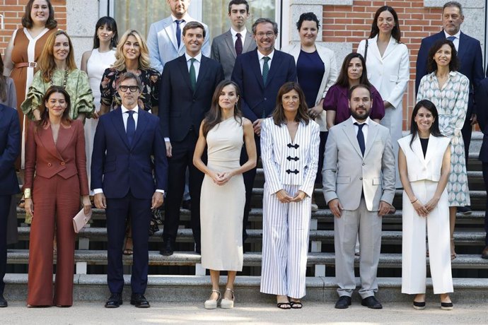 La reina Letizia recibe en audiencia a una representación del Medio “Artículo 14” que ha cumplido un año de su primera edición, a 15 de julio de 2025, en Madrid (España).