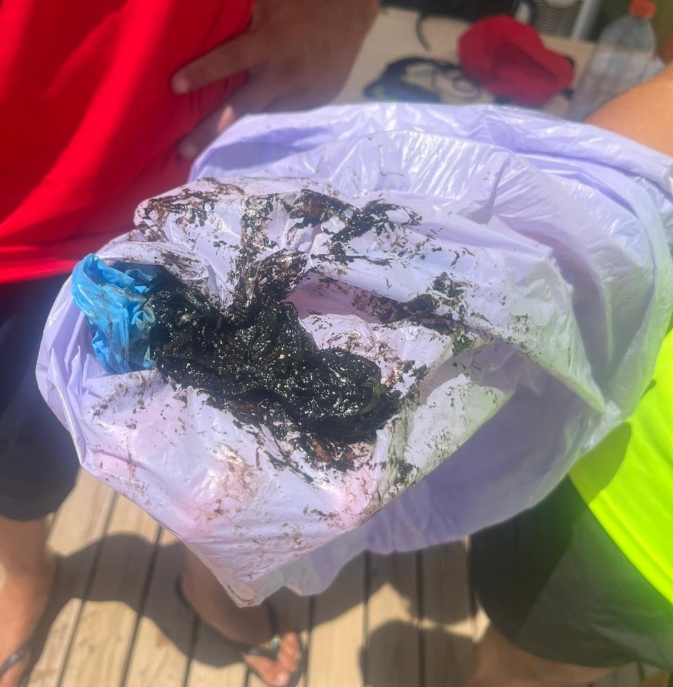 Cierran al baño la playa del Fortí de Vinars tras detectarse un posible vertido de hidrocarburos