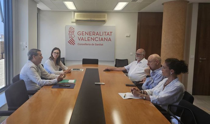 El conseller de Sanitat, MarcianoGómez, als presidents dels Col·legis Oficials de Farmacèutics de Castelló, Alacant i València, Rosa Arnau, Andrés García i Jaime Giner, respectivament.