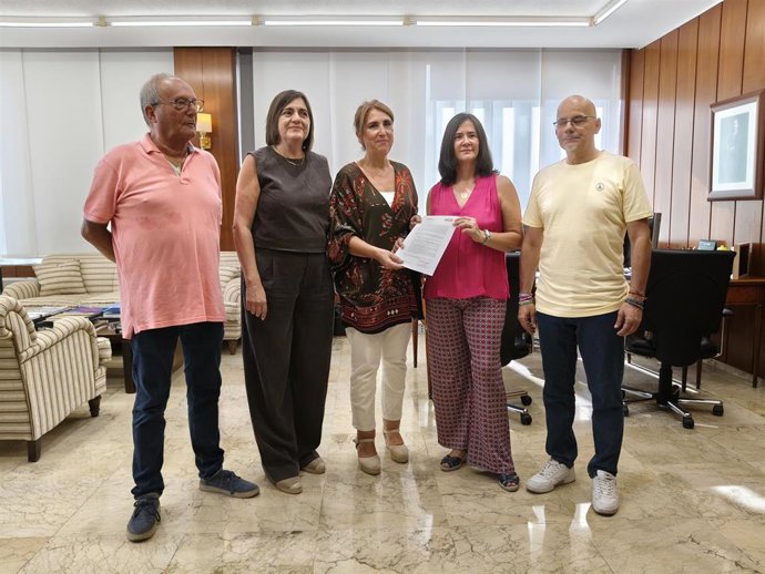 La subdelegada (centro) ha recogido, de manos de los responsables sindicales, el escrito que le han dirigido con propuestas para atajar la siniestralidad laboral en Córdoba.