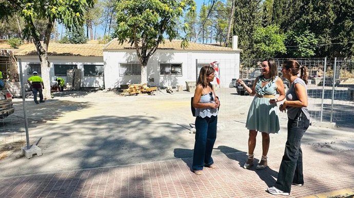 Raquel López (centro), entre Carmen Lara y Sonia Luna, durante a la visita a una de las obras del PFEA en Benamejí.