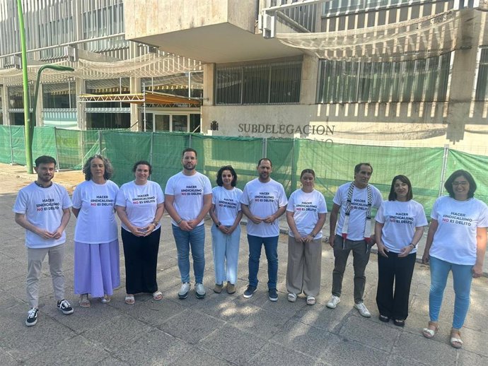 Representantes públicos y orgánicos de IU, en la presentación de su iniciativa en favor de 'las seis de La Suiza' ante la Subdelegación del Gobierno en Córdoba.