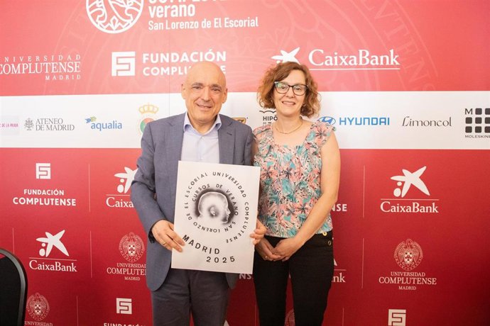 El diputado del PSOE Rafael Simancas, posa con un diploma tras su intervención en los Cursos Complutense de Verano, en el Hotel EXE Victoria Palace, a 15 de julio de 2025, en San Lorenzo de El Escorial, Madrid (España). 