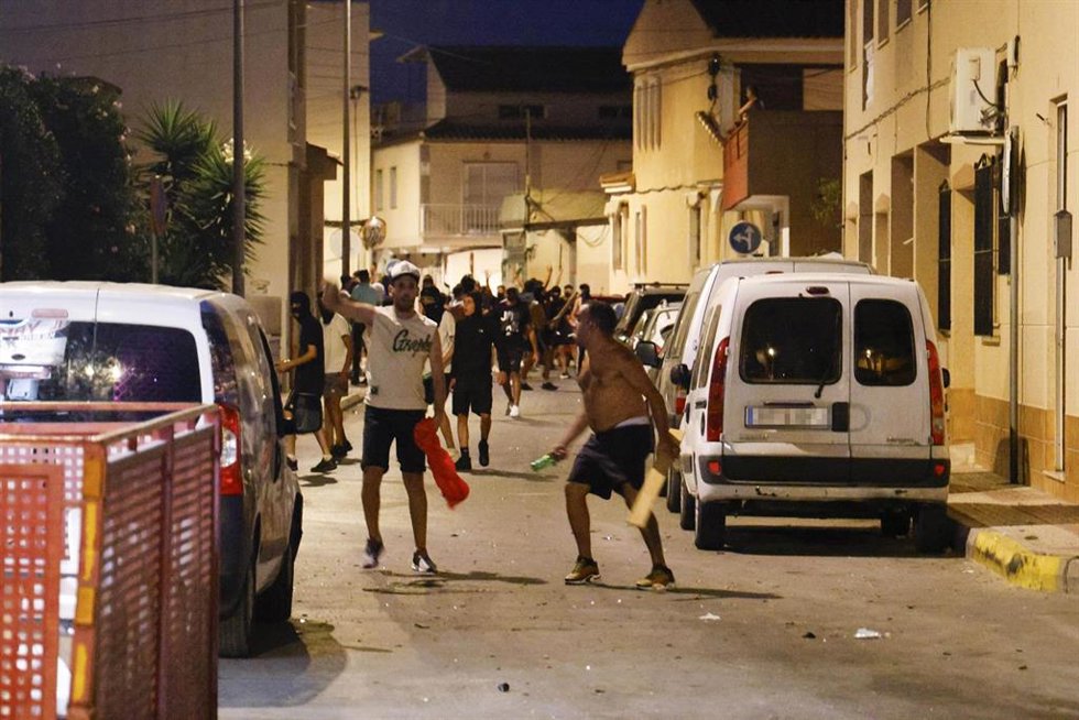 Varias personas durante los altercados en Torre Pacheco, a 12 de julio de 2025, en Torre Pacheco, Murcia (España). 