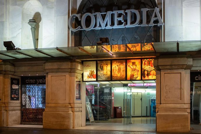Archivo - Fachada del cine Comedia (Palau Marcet) antes de la última proyección, a 14 de enero de 2024, en Barcelona.