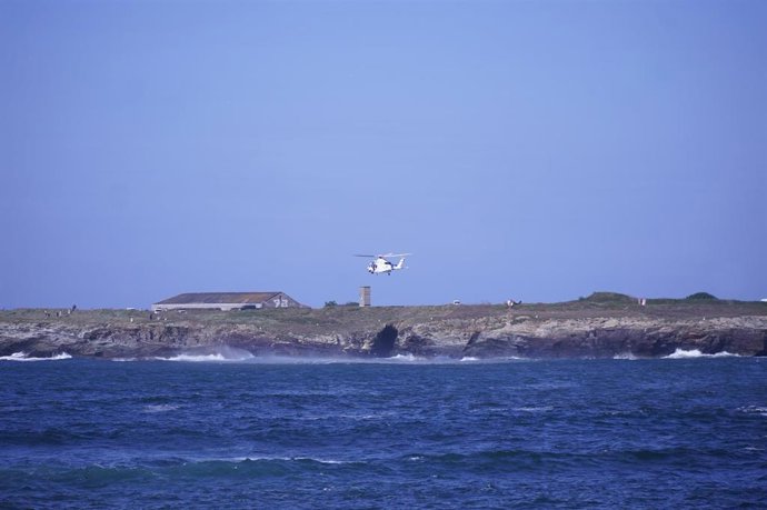 El Helicóptero PESCA trabaja en el lugar de los hechos, a 15 de julio de 2025, en Rinlo, Lugo, Galicia (España). Helicóptero PESCA y Salvamento Marítimo trabajan para rescatar el cuerpo de una persona que ha fallecido en un accidente mientras hacía submar