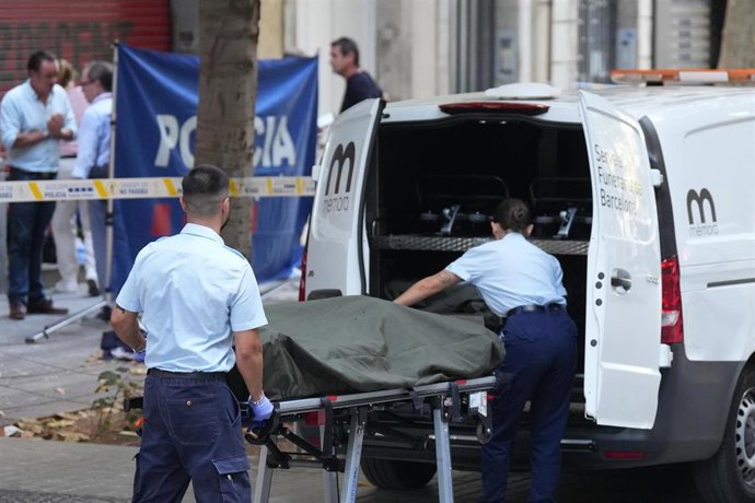 La autoridad judicial procede al levantamiento del cadáver del homicidio en el centro de Barcelona