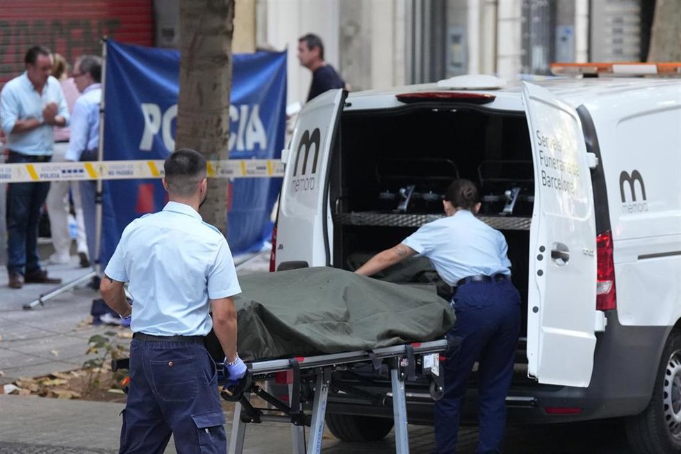La autoridad judicial procede al levantamiento del cadáver del homicidio en el centro de Barcelona