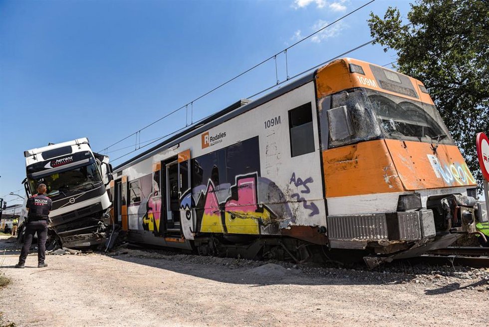 El camión que ha chocado con un tren y ha descarrilado, en el paso de vías entre Sant Miquel de Baleny y els Hostalets de Baleny