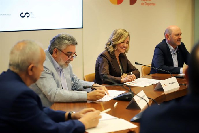 Pilar Alegría preside la primera reunión de la Comisión Interministerial para la preparación y organización del Mundial de fútbol de 2030.