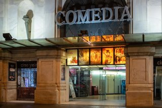 Archivo - Arxivo - Façana del cinema Comèdia (Palau Marcet) abans de l'última projecció, a 14 de gener de 2024, a Barcelona.