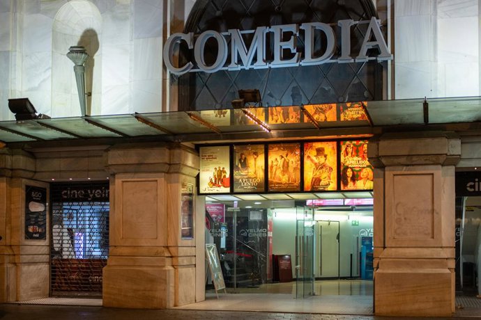 Archivo - Arxivo - Façana del cinema Comèdia (Palau Marcet) abans de l'última projecció, a 14 de gener de 2024, a Barcelona.