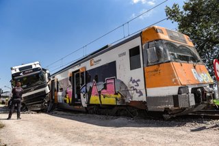 El camió que ha xocat amb un tren i ha descarrilat, en el pas de vies entre Sant Miquel de Balenyà i els Hostalets de Balenyà