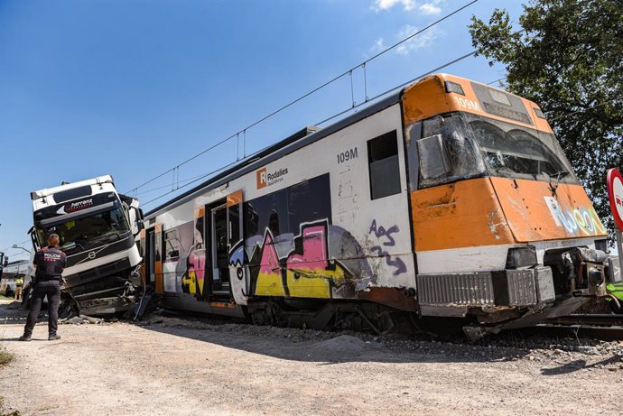 El camió que ha xocat amb un tren i ha descarrilat, en el pas de vies entre Sant Miquel de Balenyà i els Hostalets de Balenyà